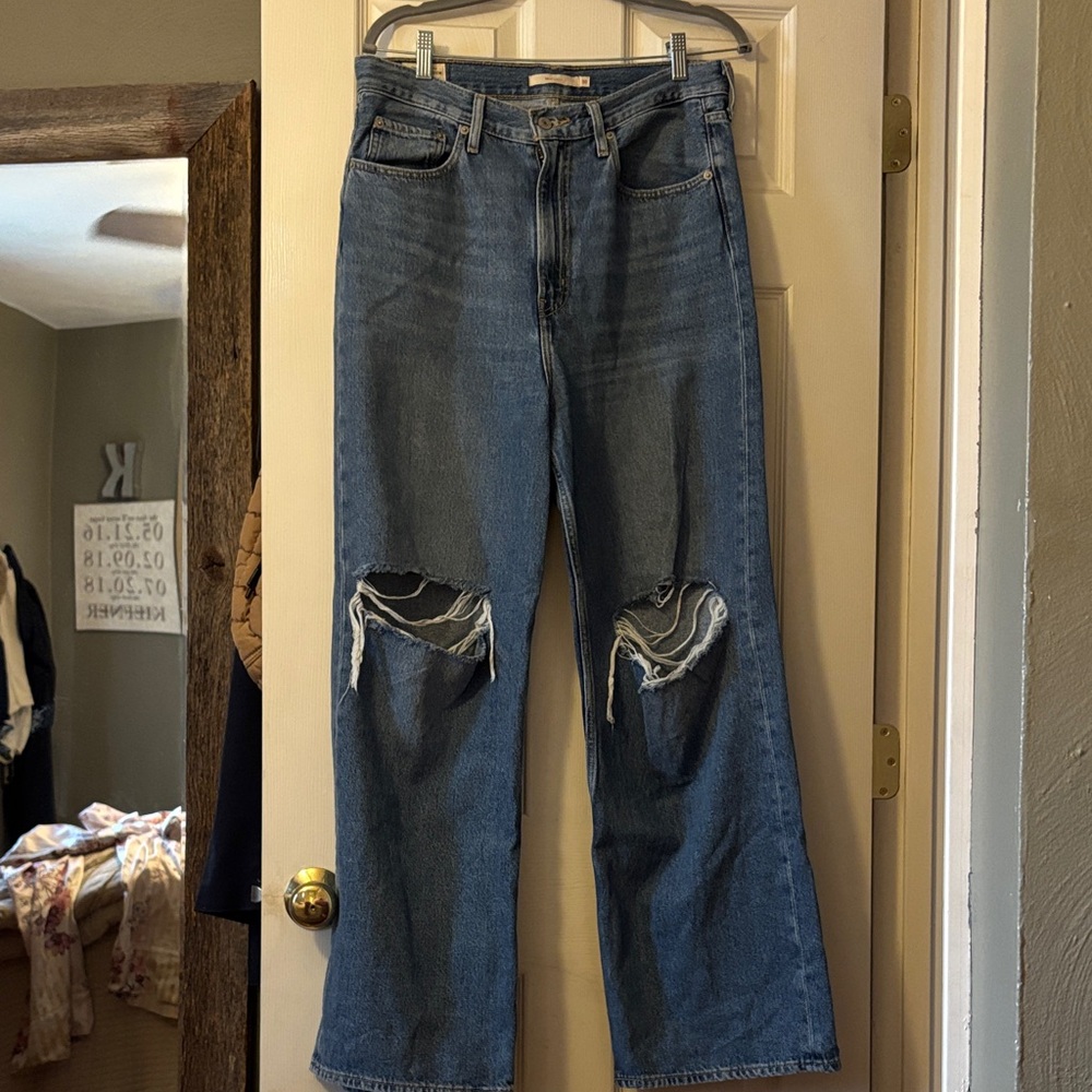 Levi Distressed Blue Jeans